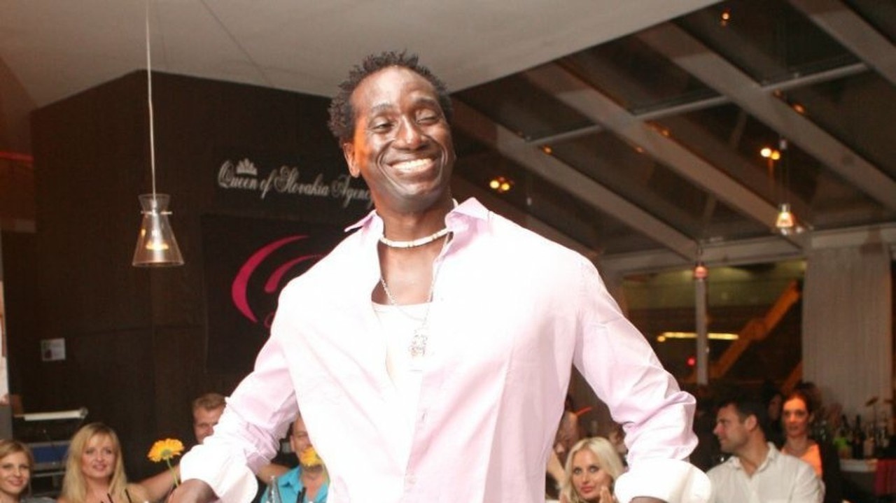Ibrahim Maiga ako model na charitatívnej módnej prehliadke