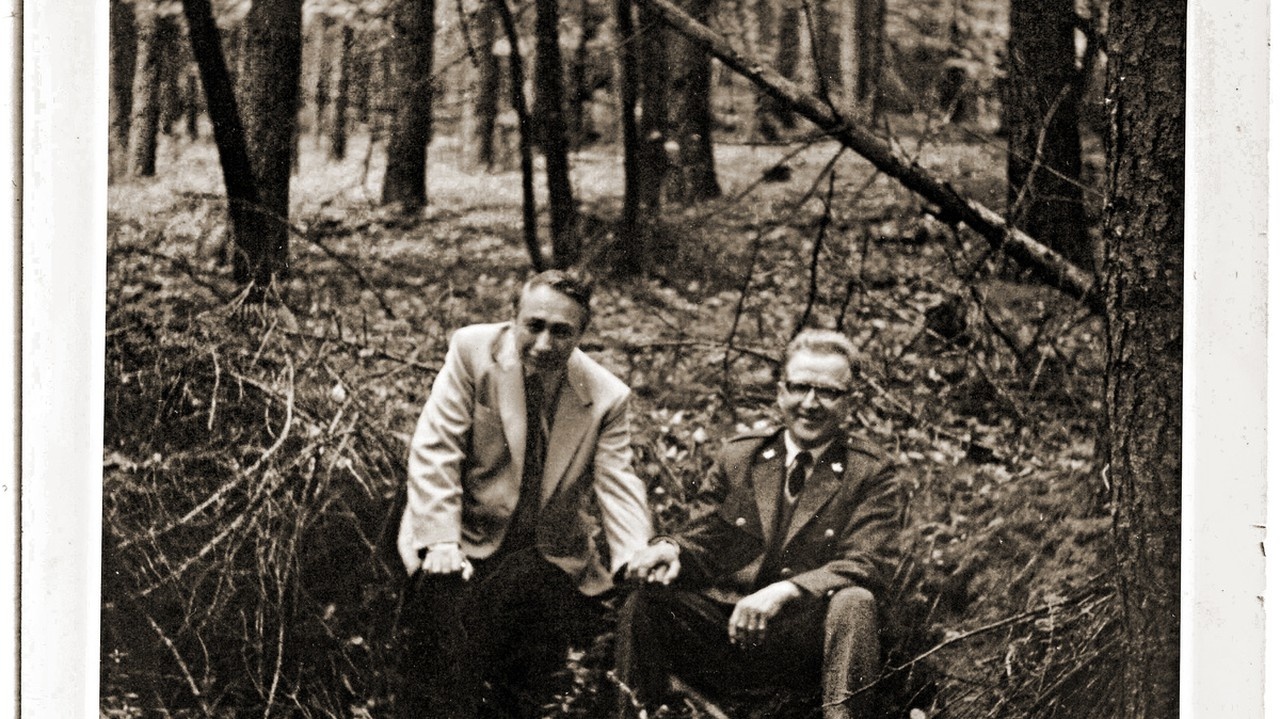Charles Edison s horárom Mihálikom (vpravo) v roku 1971 na mieste, kde mali zemľanku.