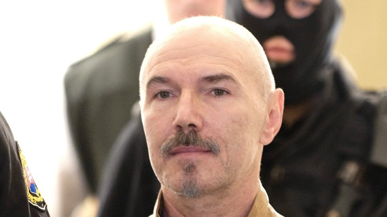 Jozefa Roháča (58) eskortujú pred maďarský súd v roku 2011.