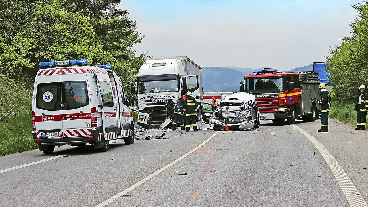 Čelný náraz: Zrážka s fábiou odhodila mercedes pod kamión, zrážka si vyžiadala dve obete.