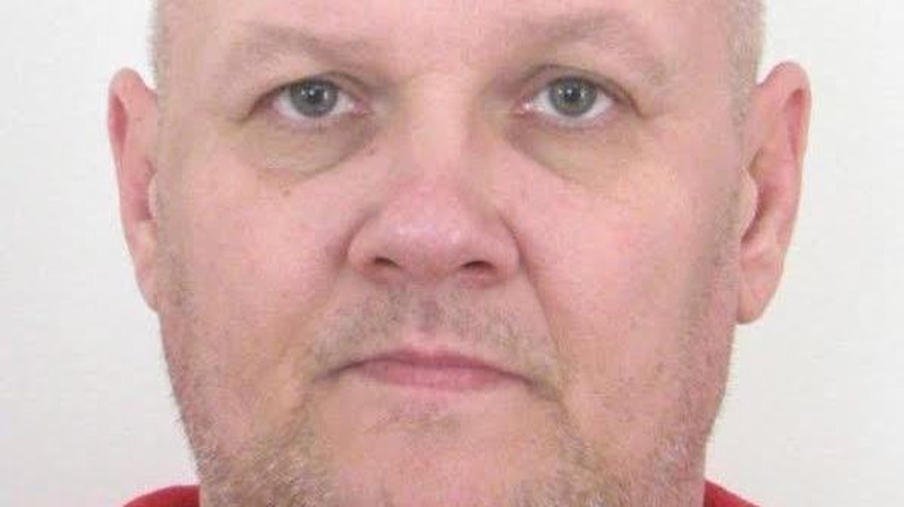 Polícia hľadá Alexandra Šimona (51) z obce Žitná - Radiša (okres Bánovce nad Bebravou, ktorý je obvinený z usmrtenia dvoch ľudí pri dopravnej nehode pri Strečne (okres Žilina).