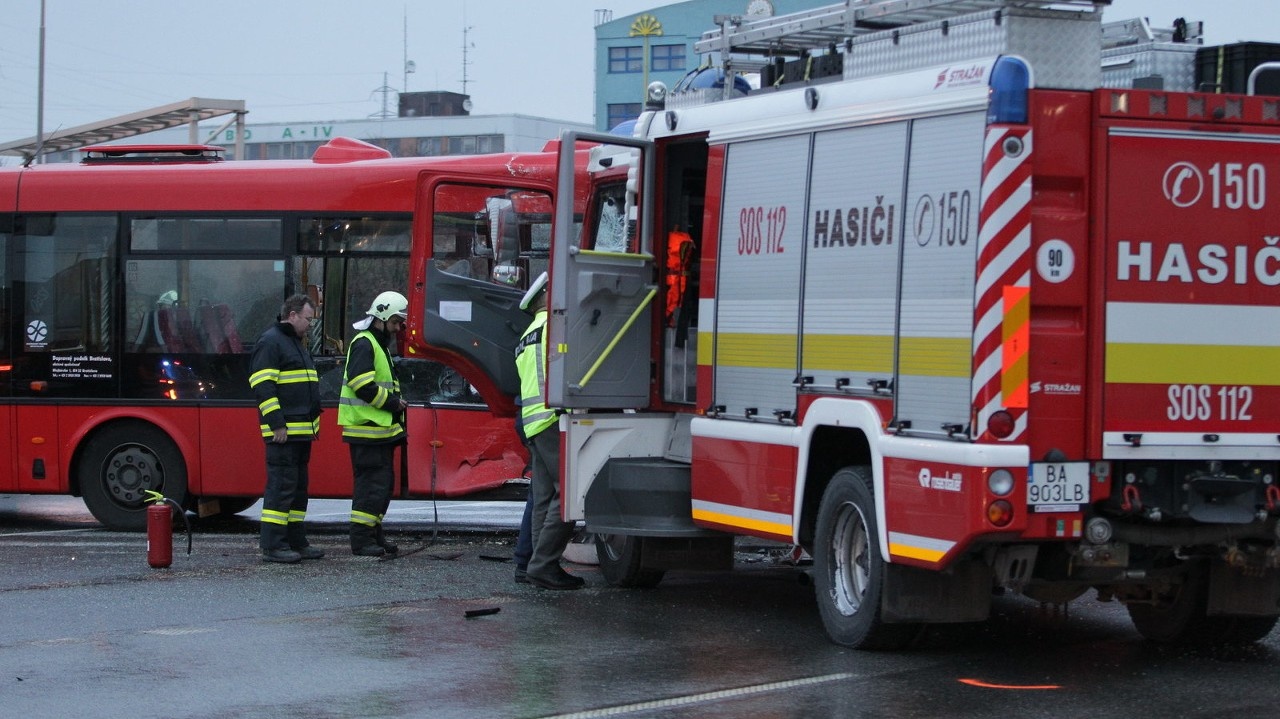 V Bratislave sa zrazili autobus a hasičské auto.