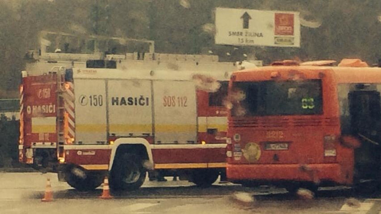 V Bratislave sa zrazili autobus a hasičské auto.