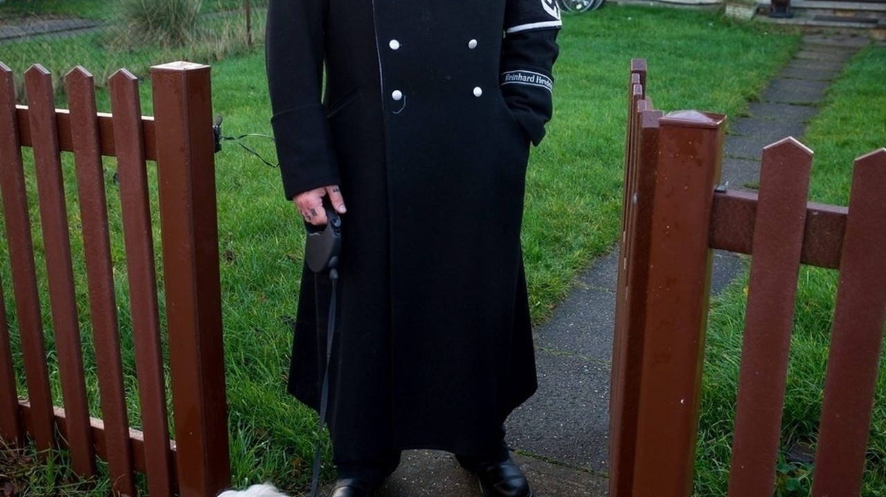 Paul so svojim psom na prechádzke.
