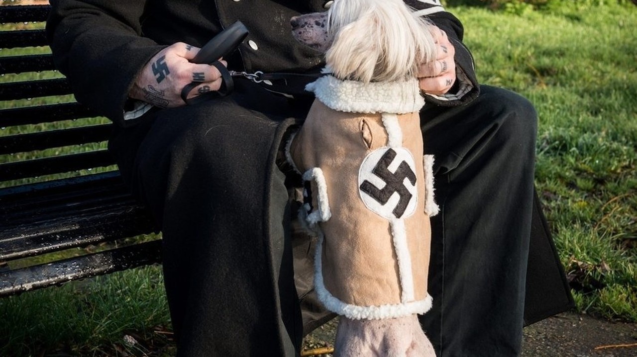 Paul Dutton vyznáva striktne rasizmus, rasa jeho psíka však pochádza z Číny.