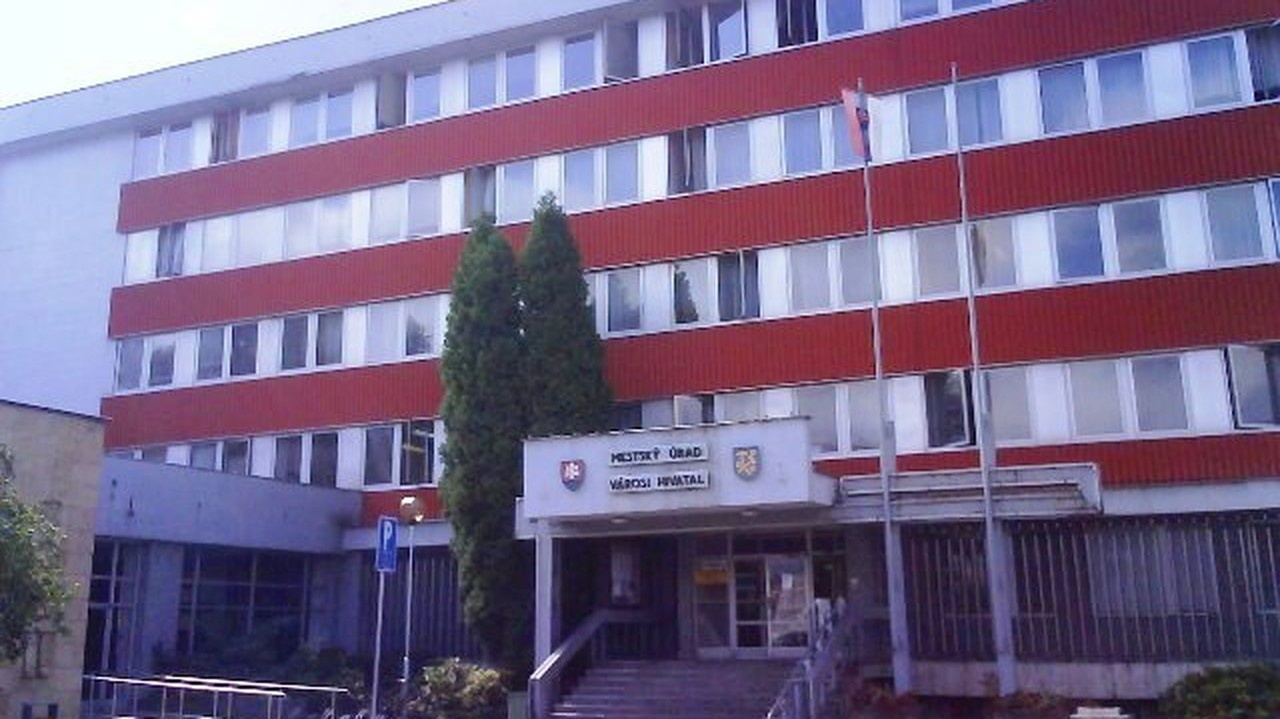 Hovorcu Mestského úradu v Rožňave odviedli z pracoviska pre podozrenie z detskej pornografie. 