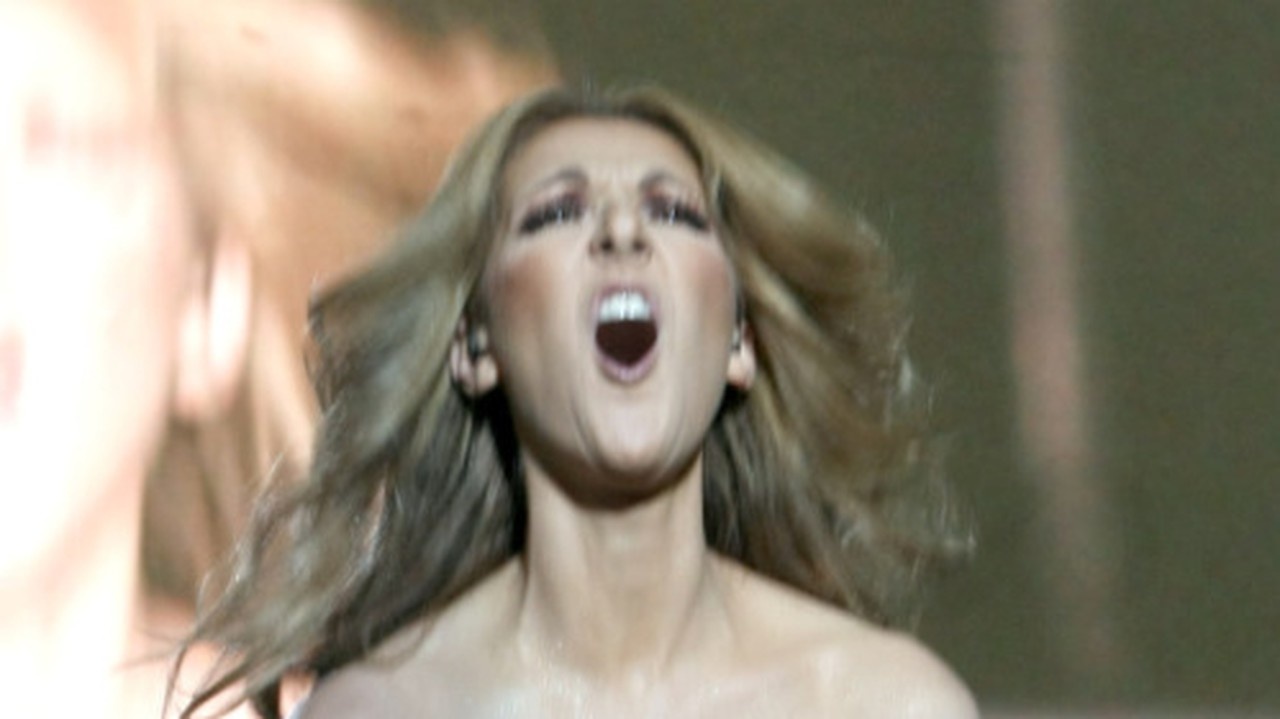 Celine Dion v odvážnom modeli, ktorý odhalil viac ako skryl.