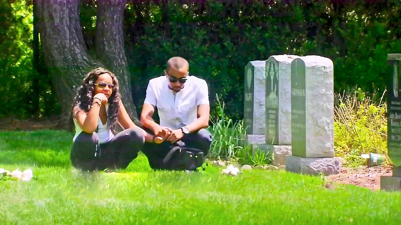 Bobbi Kristina a Nick na hrobe Whitney Houston.