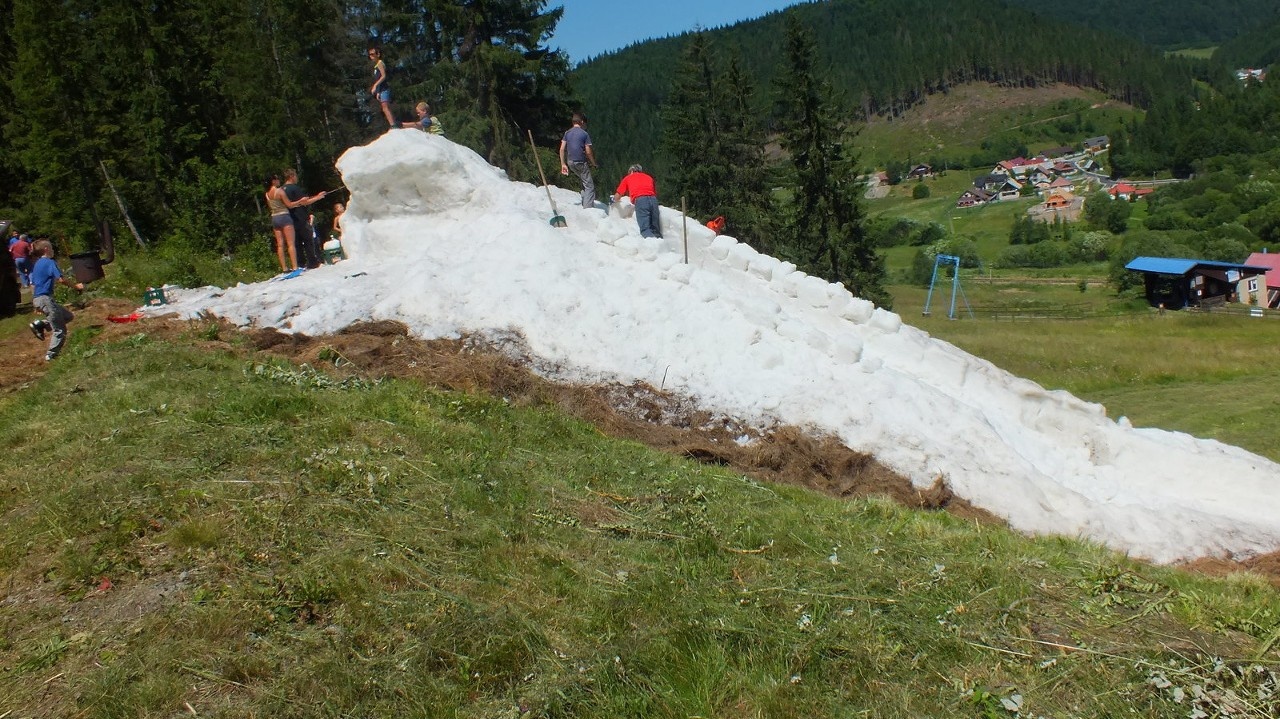 Snežný hrad bol od apríla až do včera zakrytý bielou fóliu, pod ktorou použili na izoláciu slamu.