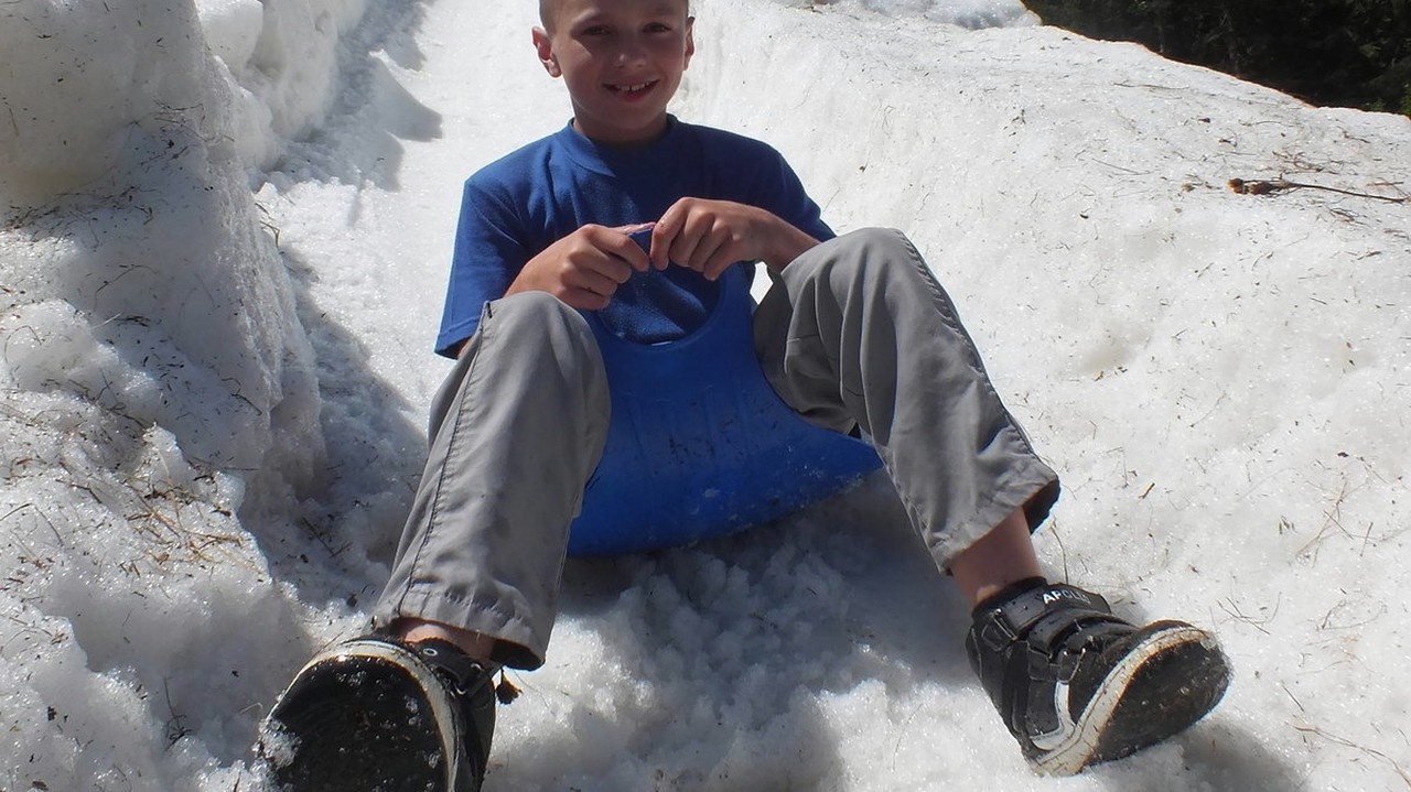 Ladislav (11) si spúšťanie v snežnom tobogáne nevedel vynachváliť.