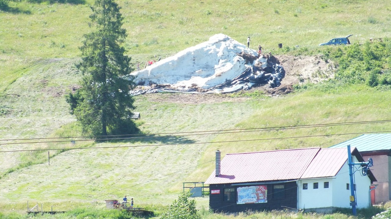 Snežný hrad bol od apríla až do včera zakrytý bielou fóliu, pod ktorou použili na izoláciu slamu.