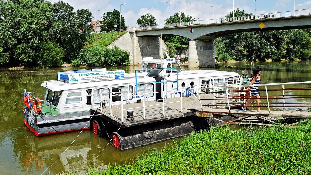 V Sárospataku sa loď otáča a plavba proti prúdu mieri naspäť do Viničiek.