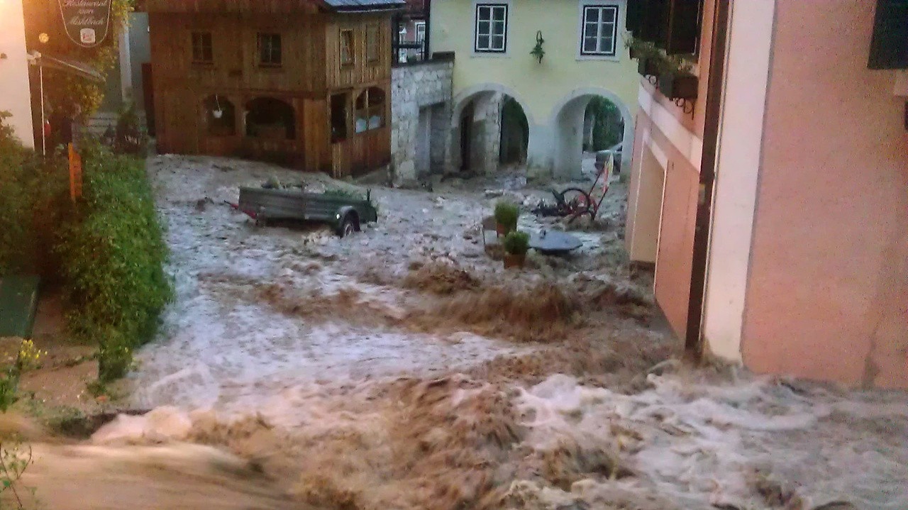 Rakúske mestečko Hallstadt zaliala prívalová vlna z miestneho potoka.