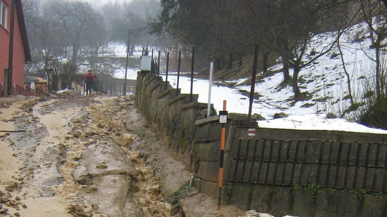Voda v obci Brehy zatopila domy a záhrady. 