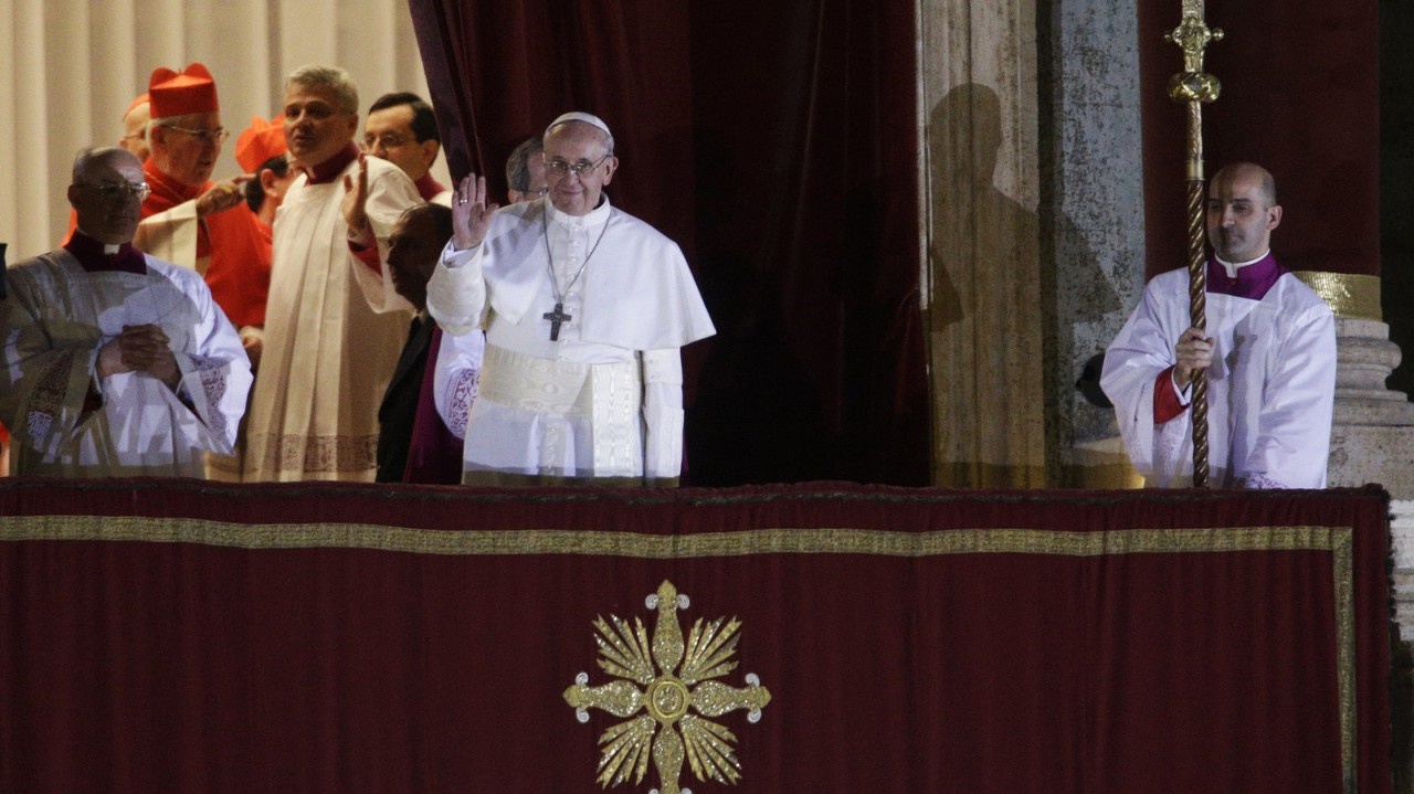 Nový pápež Jorge Bergoglio prijal meno František.