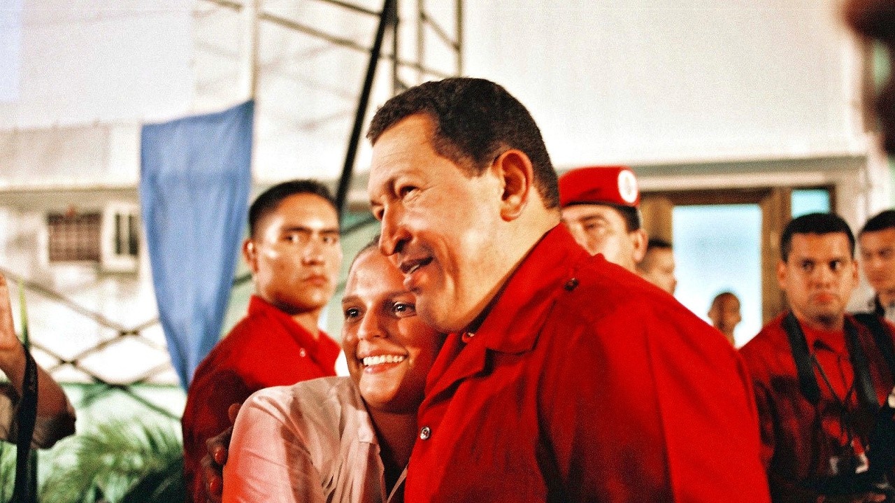 Hugo Chávez: Prezidenta Venezuely fotograf potľapkal po pleci a pozdravil Viva Cuba.