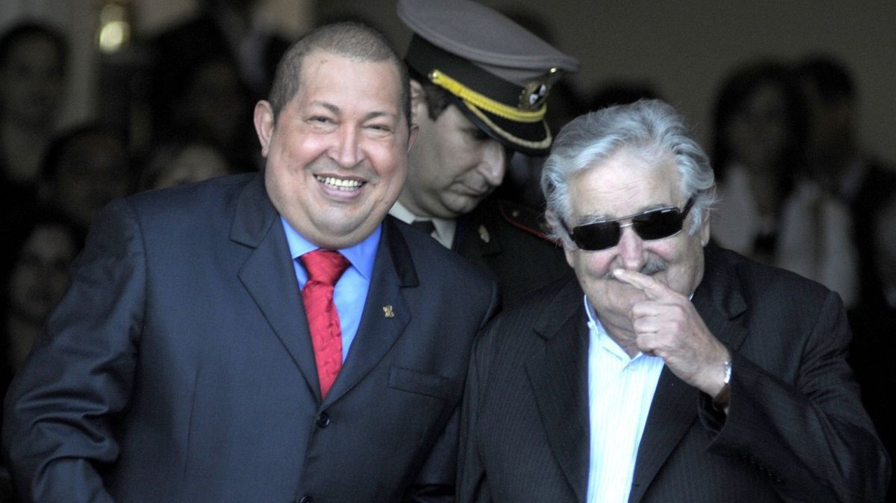 Hugo Chávez a uruguajský prezident Jose Mujica (vpravo).