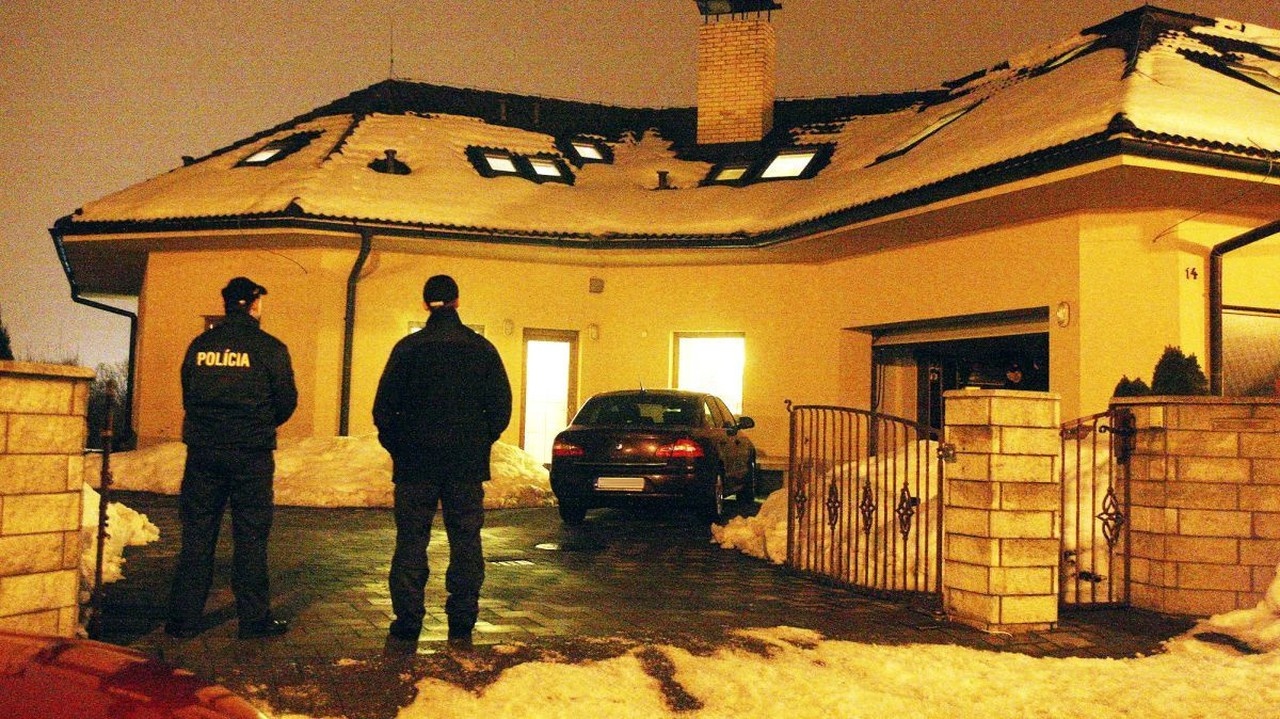 Stopy v dome Vladimíra Maňku zbierali po krádeži do nočných hodín.