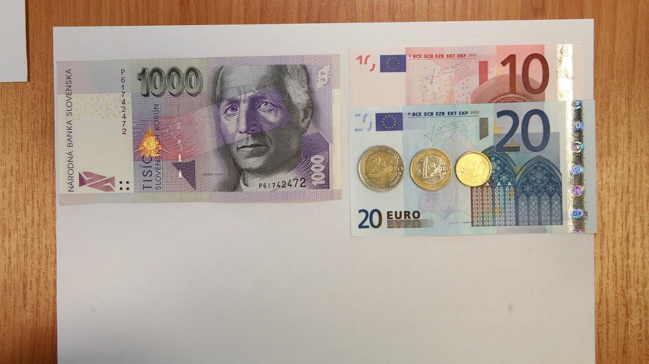 Slovenské bankovky vs. eurá.