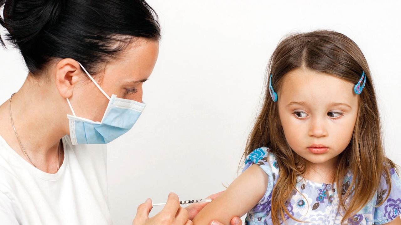 Боюсь врачей что делать. Дети боятся врачей. Детский страх врачей. Вакцинация детей. Дети боятся уколов.