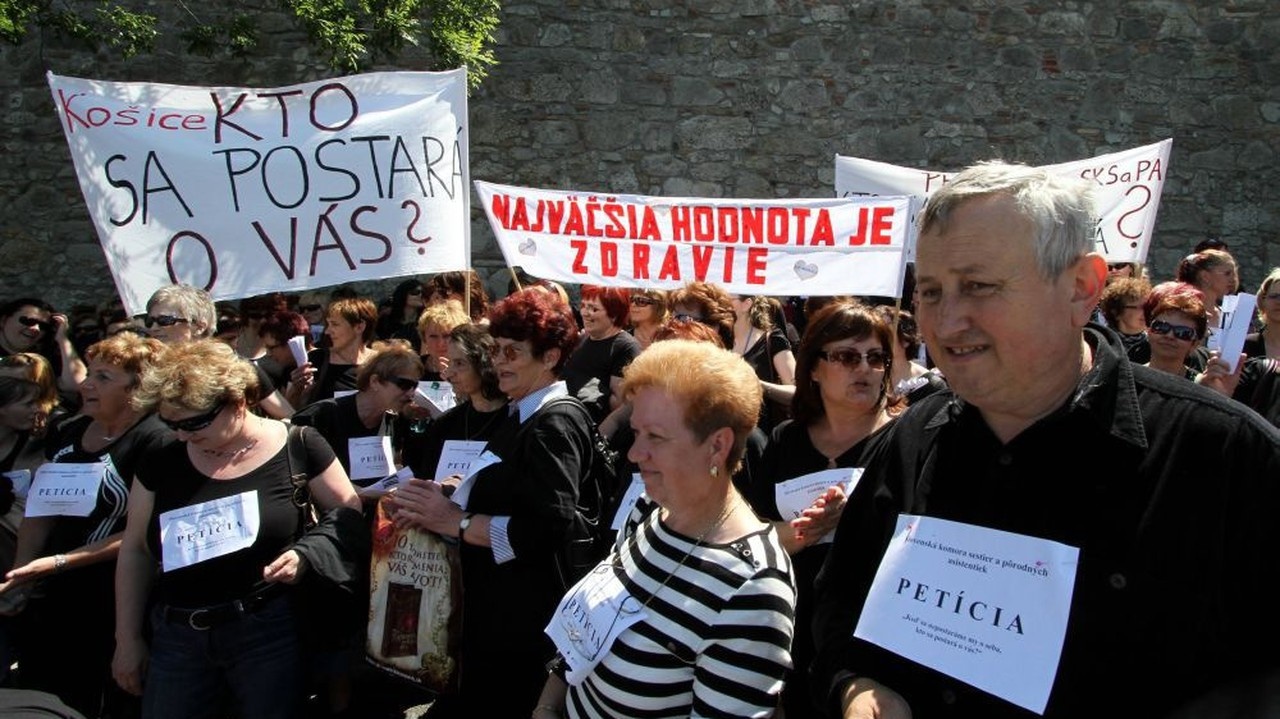 Zdravotné sestry a pôrodné asistentky protestujú za lepšie mzdy.