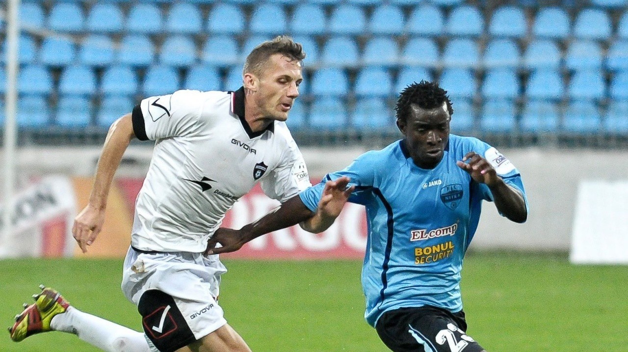 Patrik Čarnota z Trnavy (vľavo) a Seydouba Soumah z Nitry bojujú o loptu.