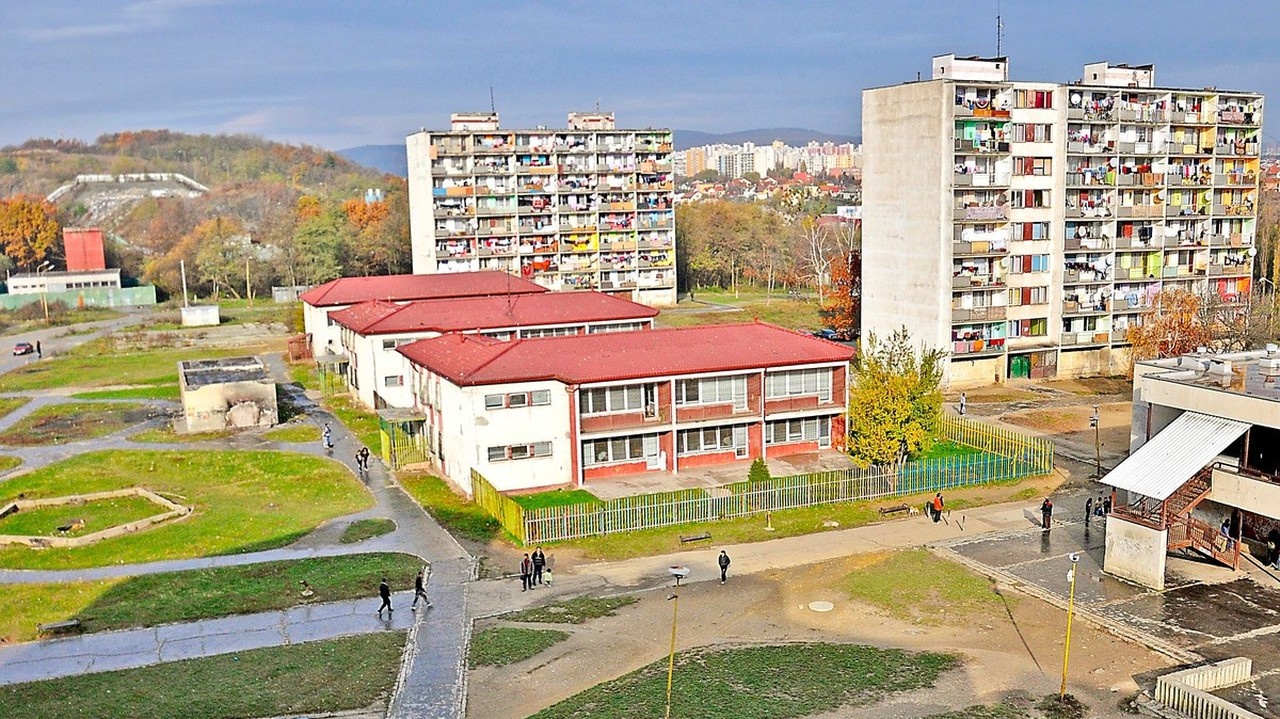 2012: Zmizlo pieskovisko, plot, telefónne búdky, potraviny, budova skladu je obhorená.