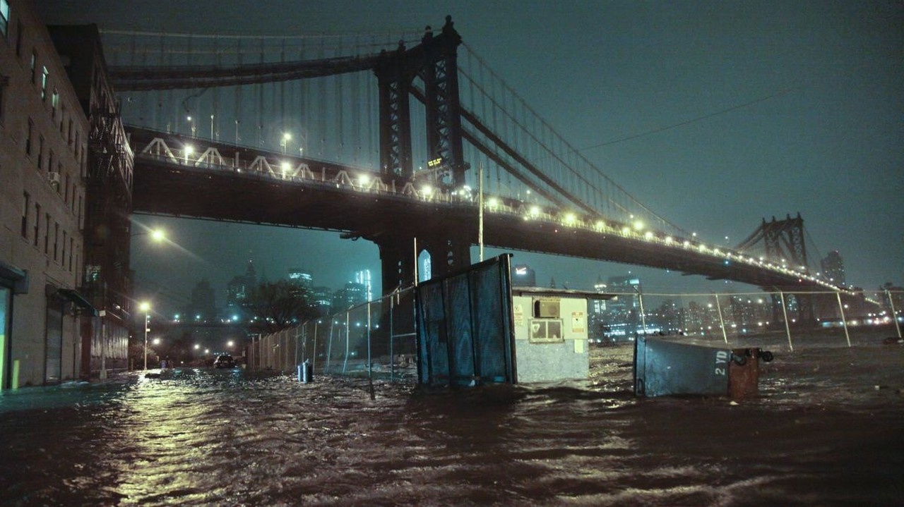 Zaplavená ulica pod mostom Manhattan Bridge v Nwe Yorku.