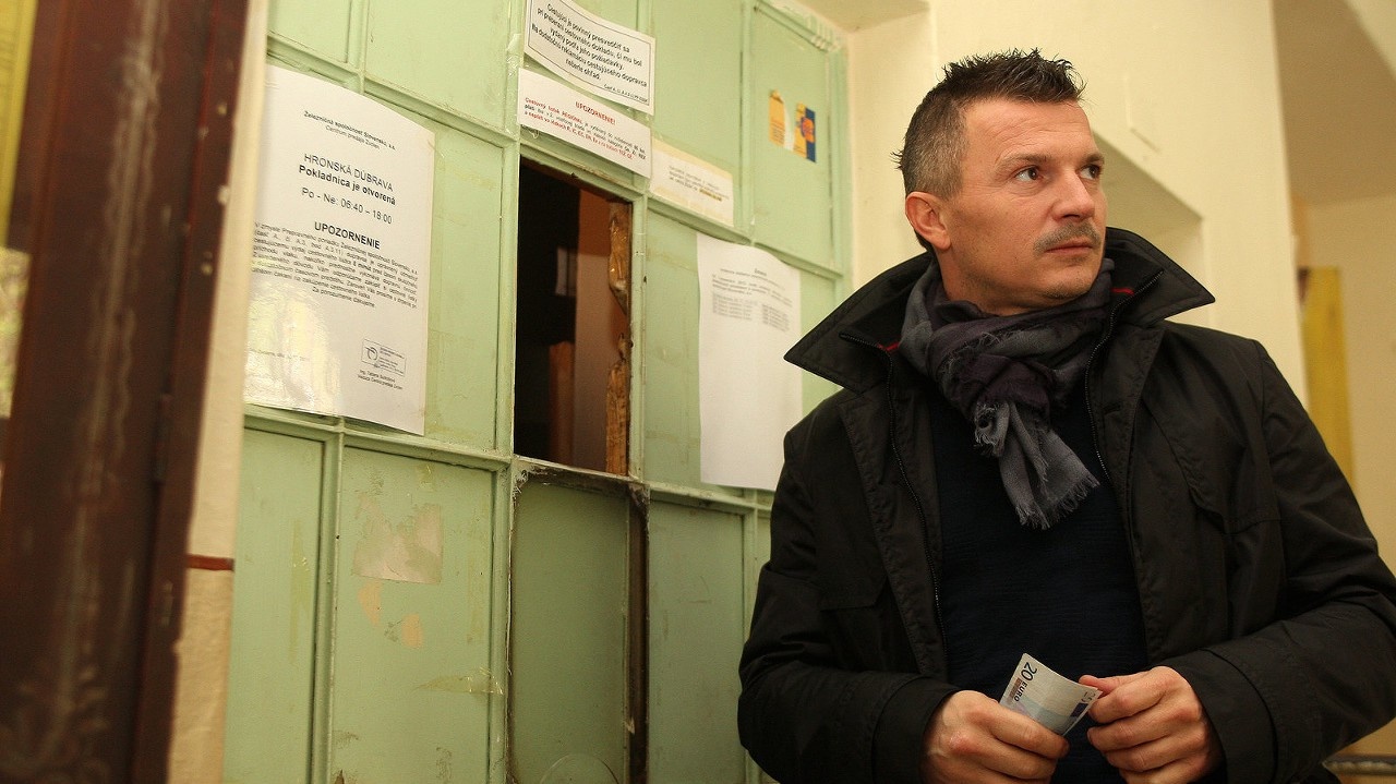 Minister dopravy Ján Počiatek si na vlakovej stanici v Hronskej Dúbrave kúpil lístok na motoráčik.