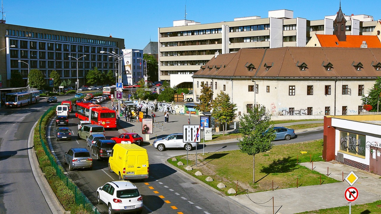 Podľa dopravného experta sú najväčším  problémom dva bus pruhy s dĺžkou 25 a 50 metrov na Staromestskej ulici. 