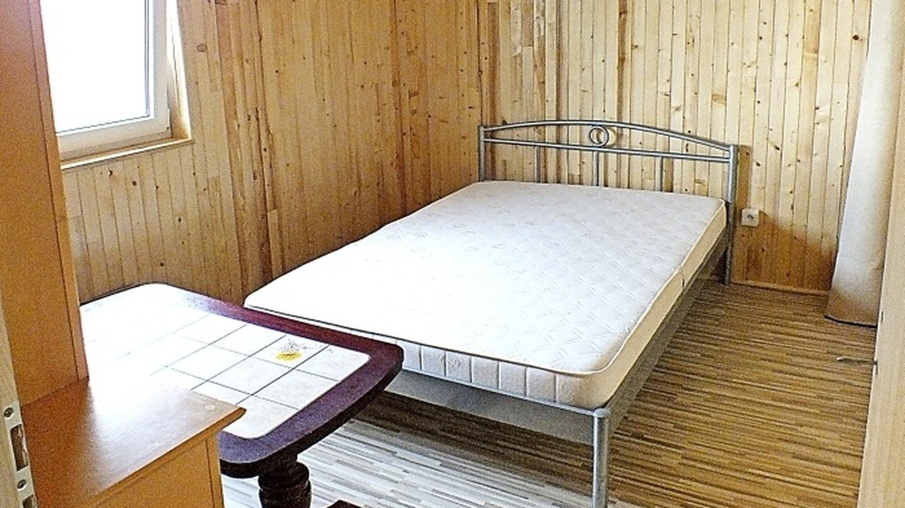 Materiál stál asi 13 000 eur.