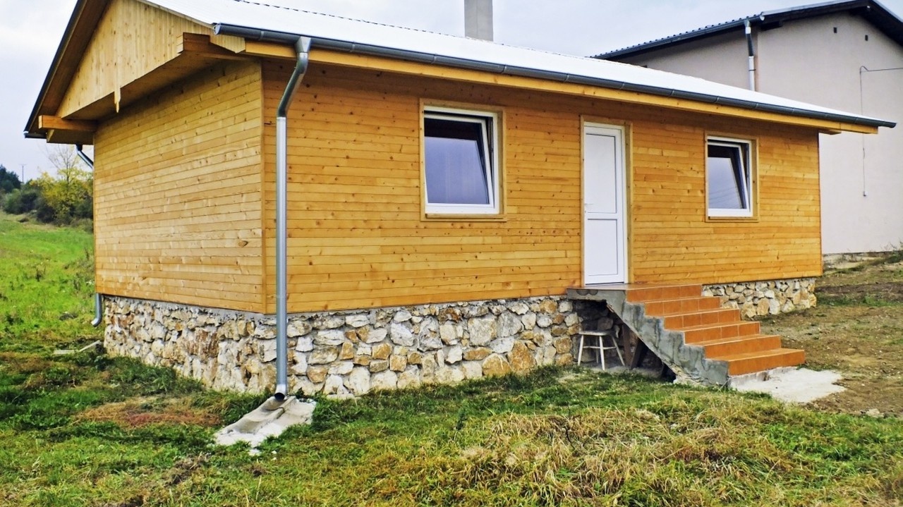 Drevodom s rozlohou 60 m² si budúci nájomcovia postavili sami.