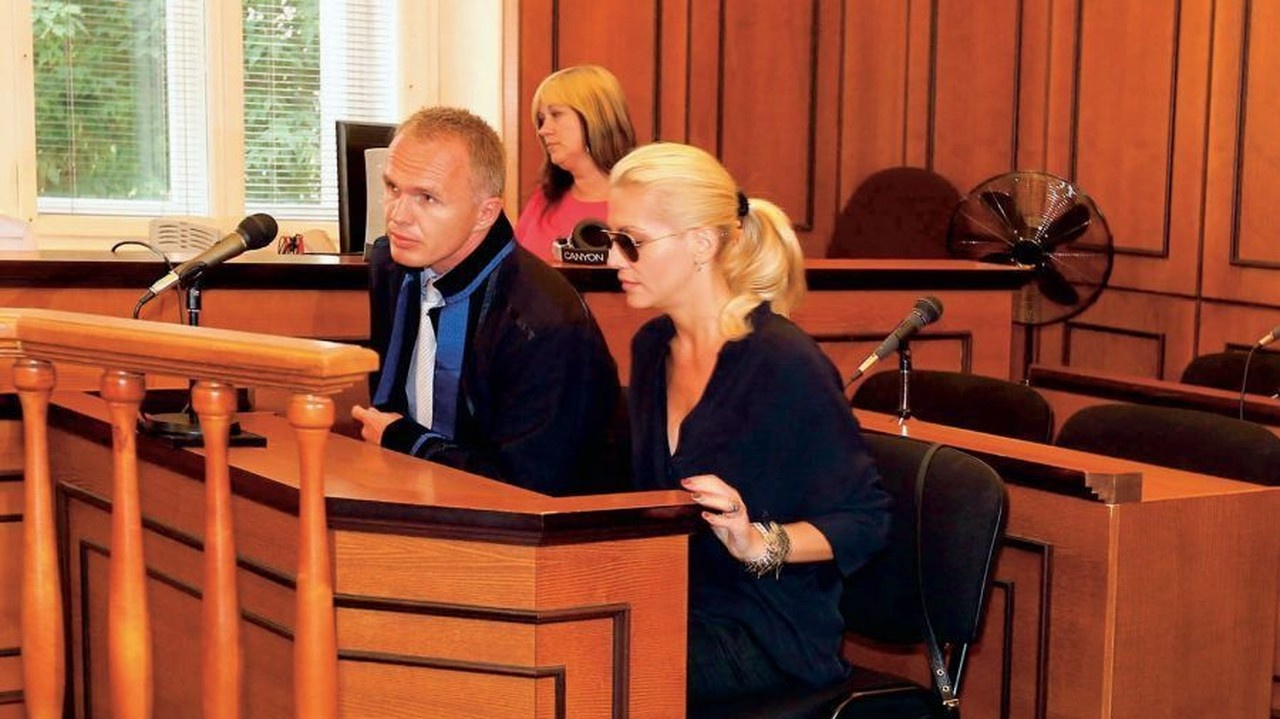 Slzy na súde maskovala tmavými okuliarmi.
