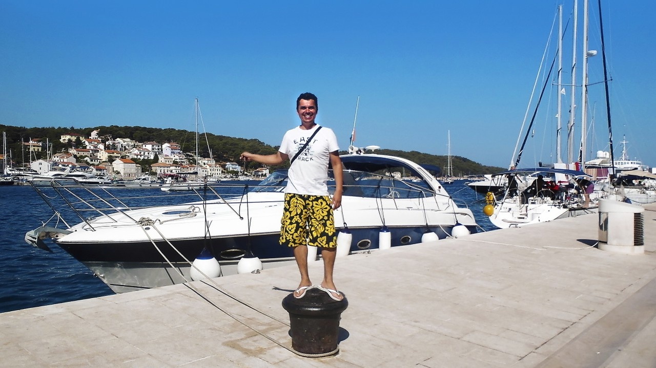  Roman Pomajbo zakotvil v jednom z chorvátskych prístavov a prvýkrát si vyskúšal plavbu loďou.