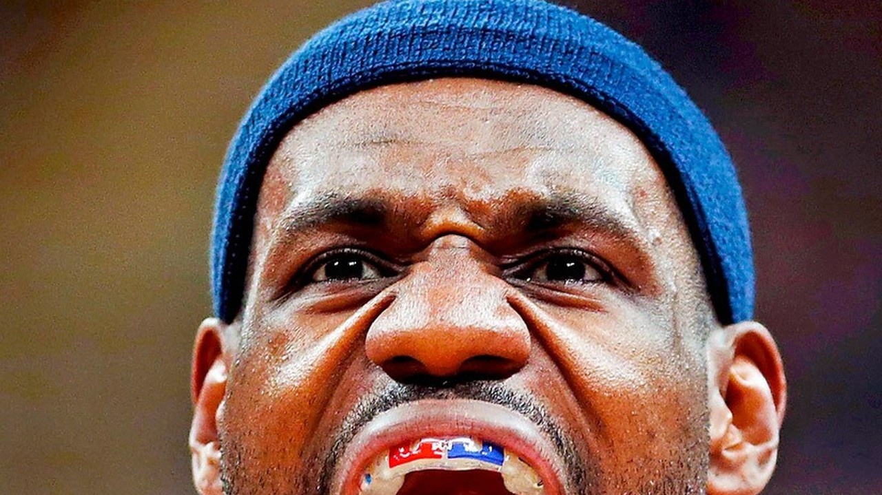 LeBron James (27) (basketbal) - Hviezda amerického Dream-Teamu má fantastické zmluvy s firmami Nike a Coca-Cola. Mesačne zarába závratných 3,6 milióna eur.