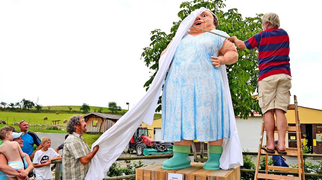 Socha legendárnej Škopkovej pripomína známu kreslenú postavičku.