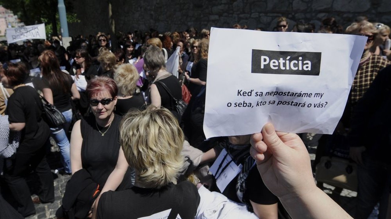 Zdravotné sestry a pôrodné asistentky protestujú za lepšie mzdy.