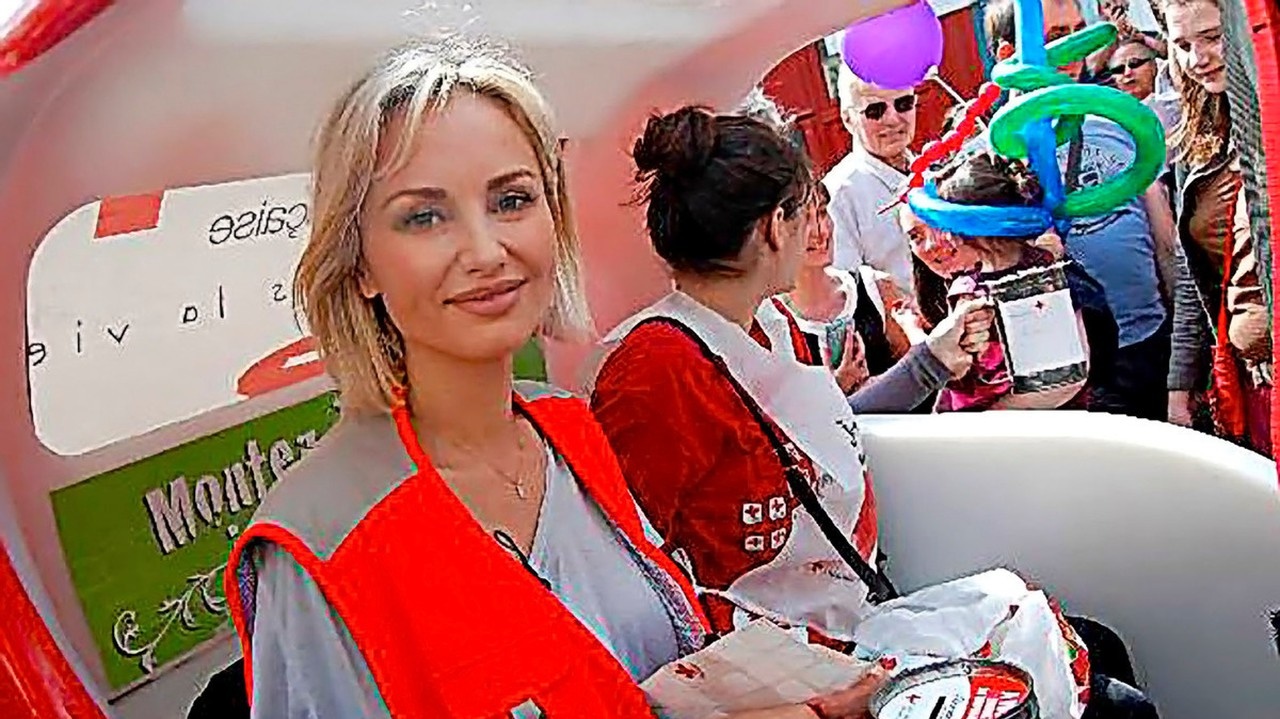 Adriana pomáhala aj napriek tomu, že má problémy s chôdzou.