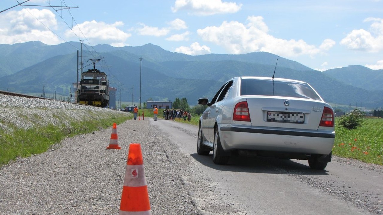 Test pri rýchlosti 50 km/h: Pri prvom kuželi začali auto aj vlak brzdiť, pri druhom zabrzdilo auto, pri treťom vlak.
