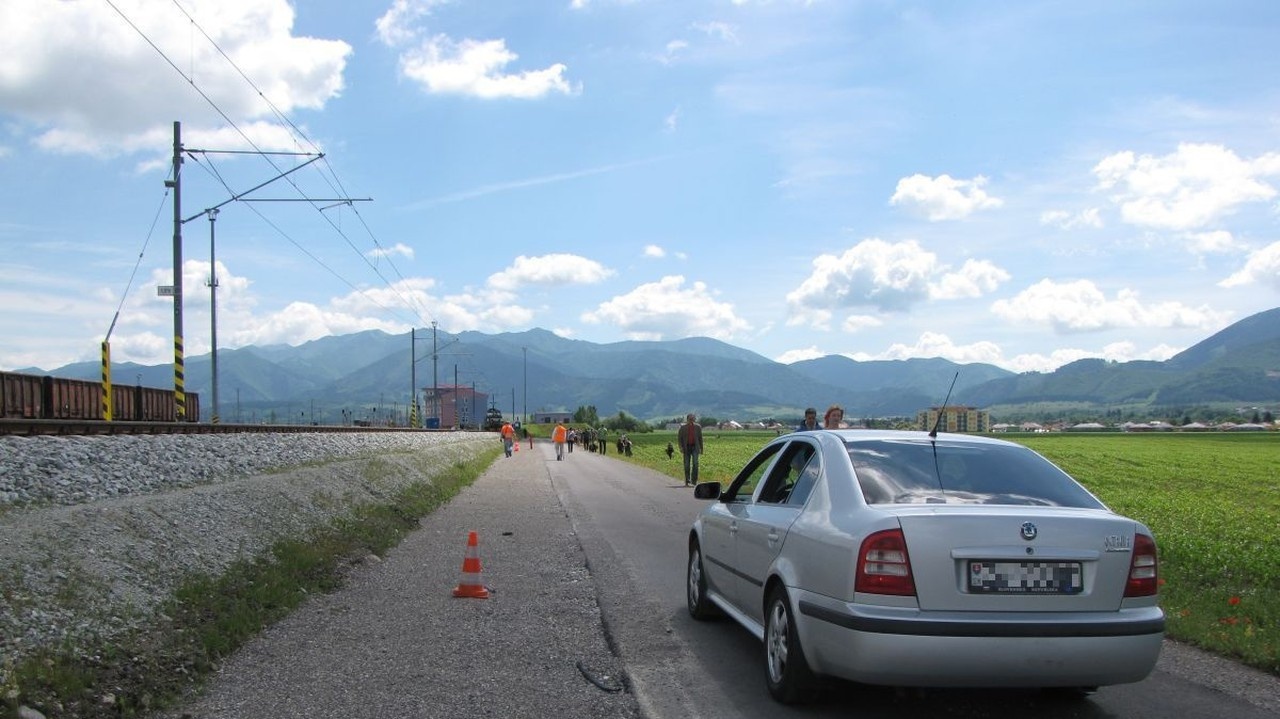 Test pri rýchlosti 80 km/h: Pri prvom kuželi zabrzdilo auto, pri druhom vlak.