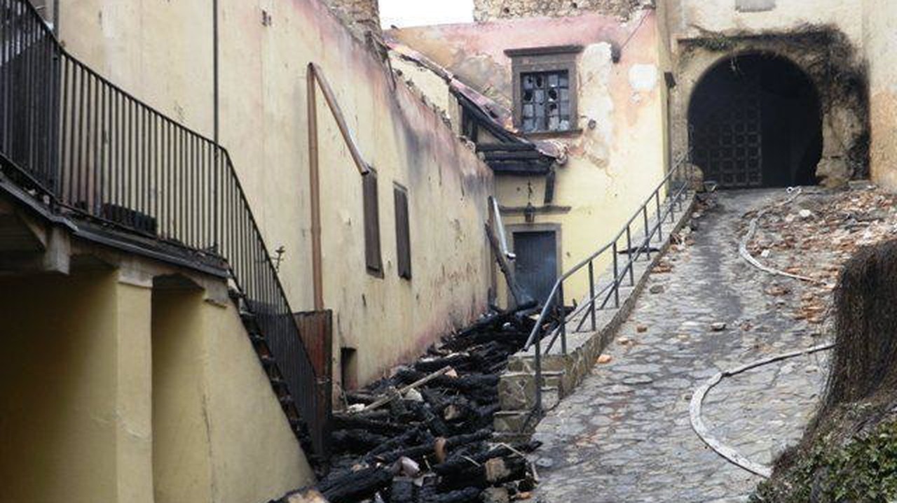 Požiar vážne poškodil hrad Krásna Hôrka. Drvivú väčšinu expozície sa poradilo zachrániť.