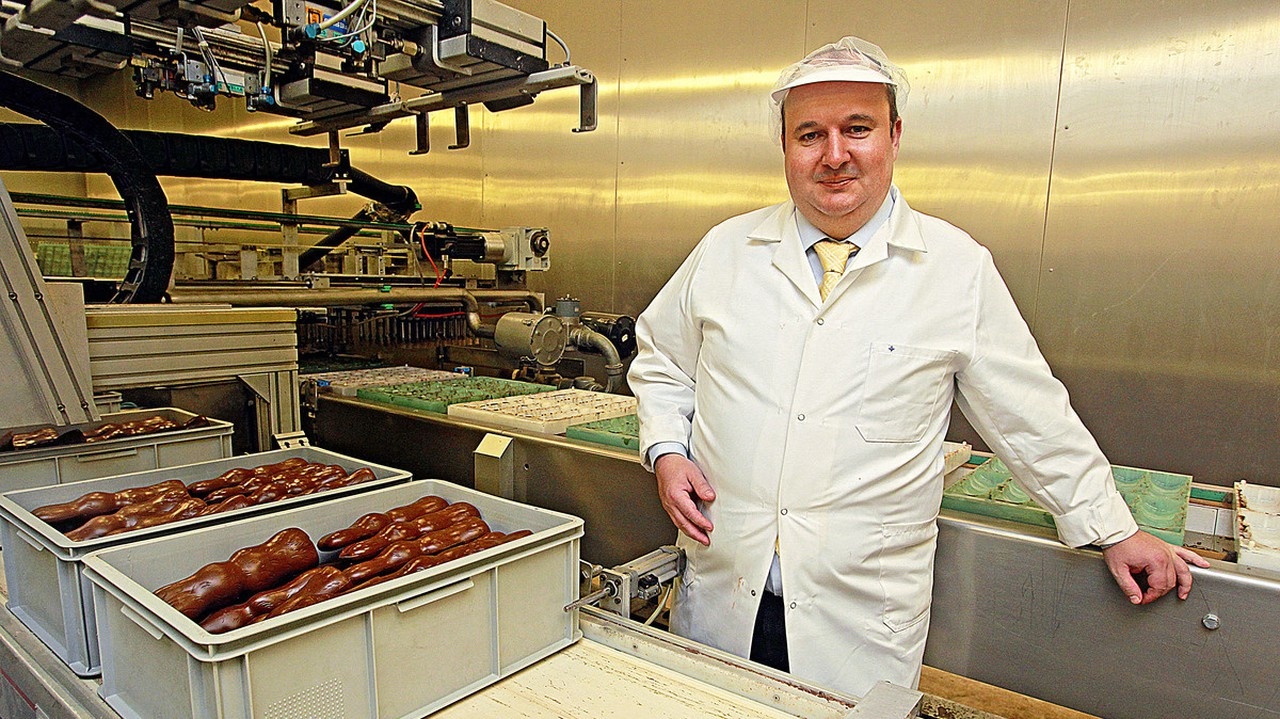 Čokoládu vyrábajú z cukru, kakaového masla, mliečneho prášku, kávovej hmoty, leticínu a vanilky.