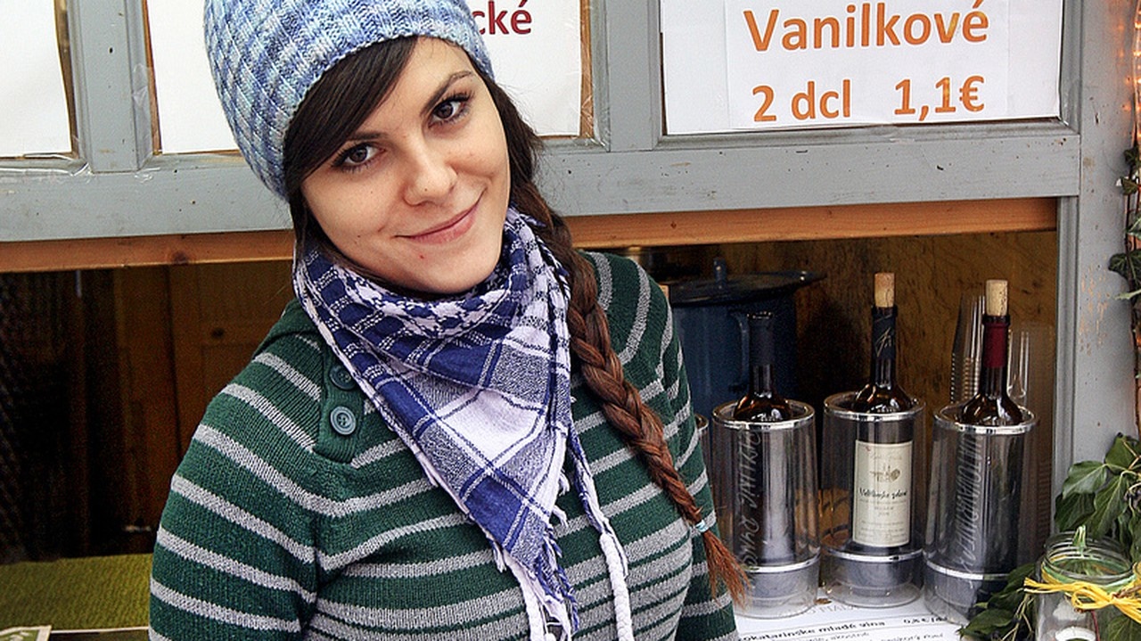 Stánkarka Katka (23) ponúka zaujímavé vanilkové víno.