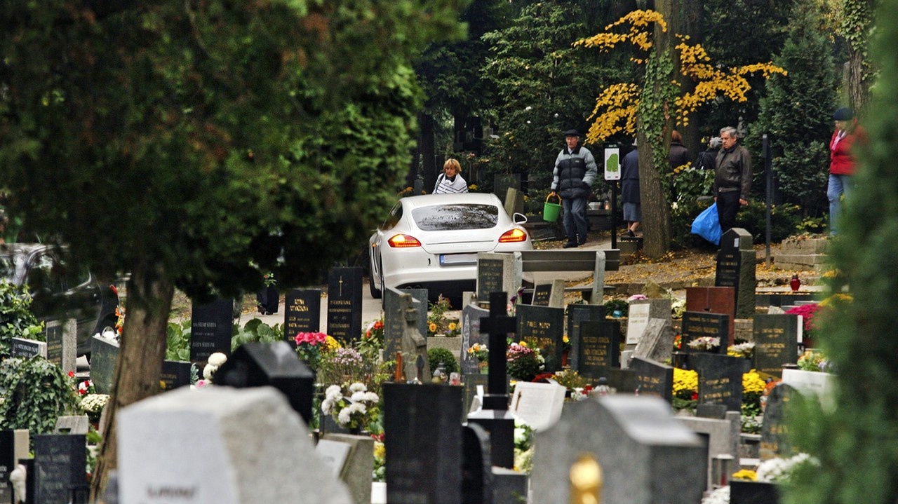 Monika Flašíková Beňová sa vybrala s porsche rovno do cintorína.