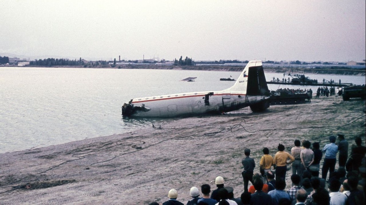 Na palube lietadla IL-18, ktoré sa zrútilo na bratislavské prírodné kúpalisko Zlaté piesky, zahynulo 76 ľudí. Na snímke napätie na brehu pri vyťahovaní lietadla.