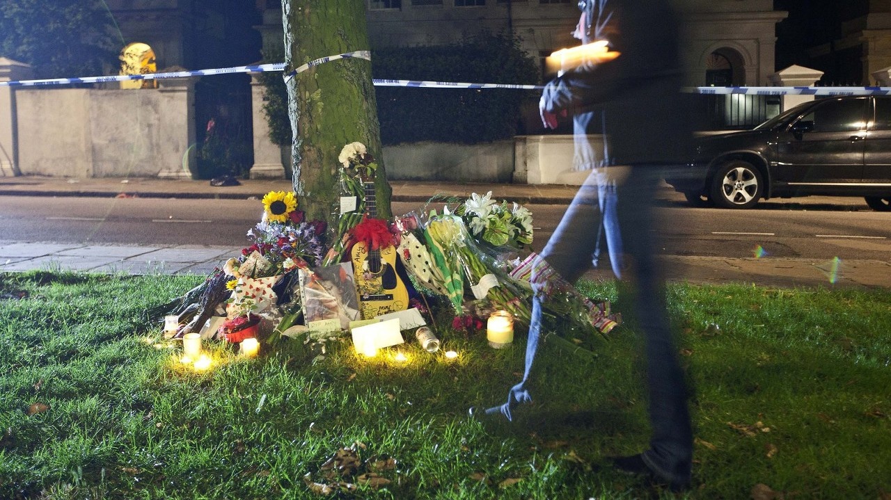 Pred speváčkin dom na severe Londýna fanúšikovia priniesli množstvo kvetov.