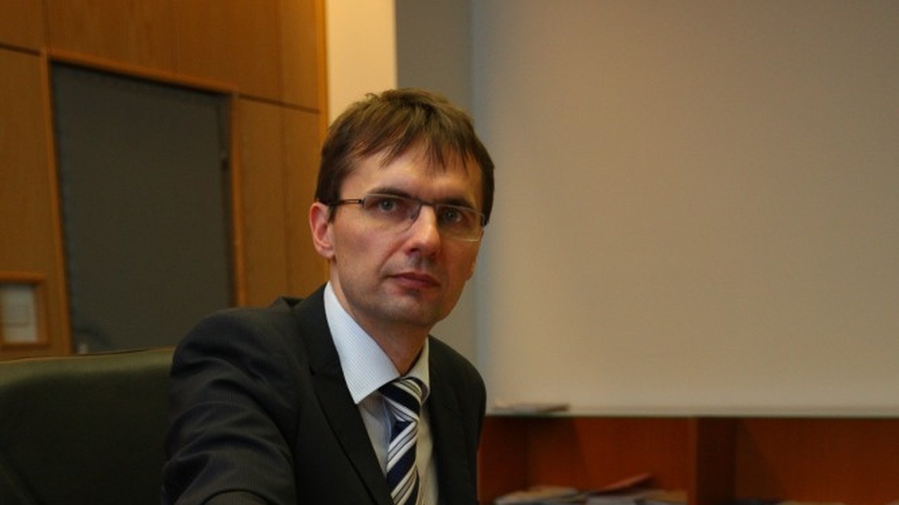 Minister obrany Ľubomír Galko ukazuje protikorupčnú linku.