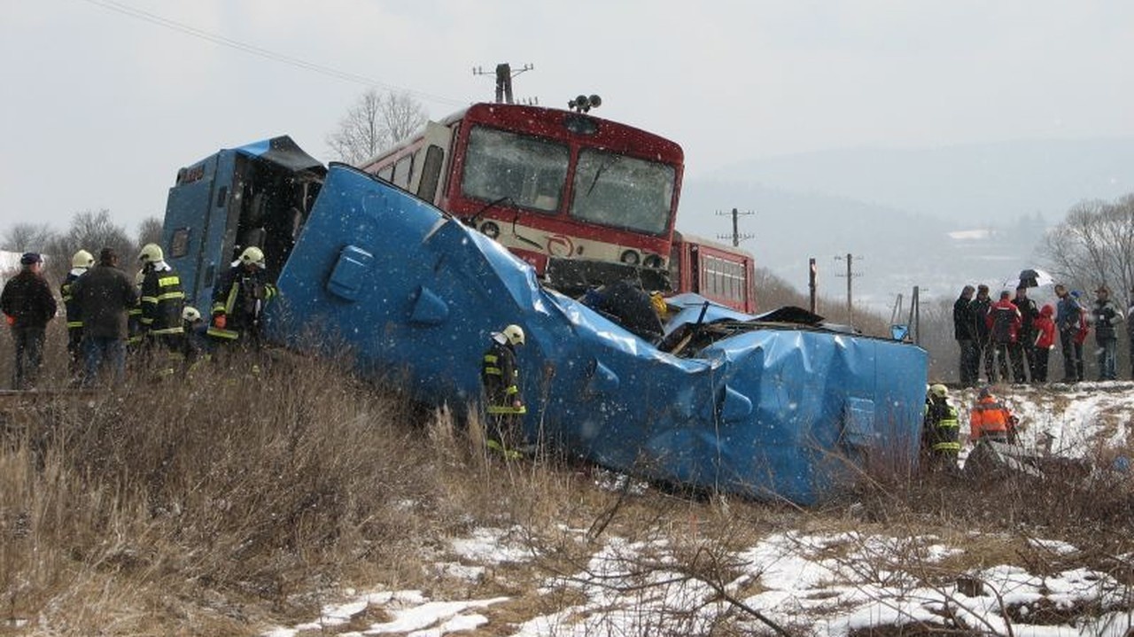Tragická zrážka motorového vlaku s autobusom v Polomke.