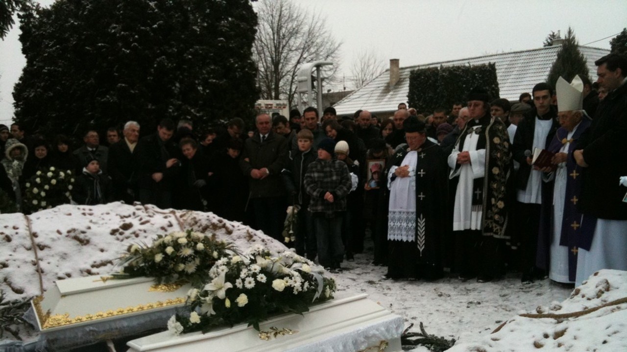 Truhly s telami Alicky († 12) a Simonky († 12) preniesli na cintorín.