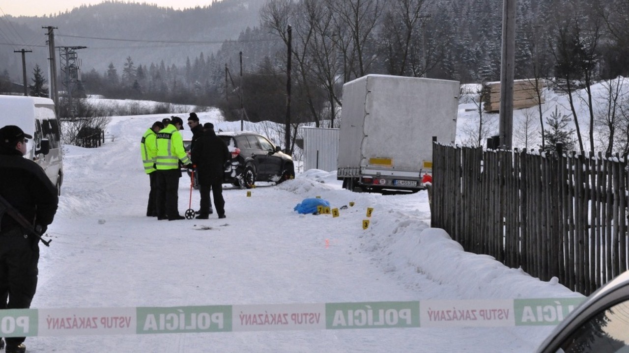 Polícia na mieste tragickej nehody. Bezvládne telíčko chlapca prikryli plachtou.